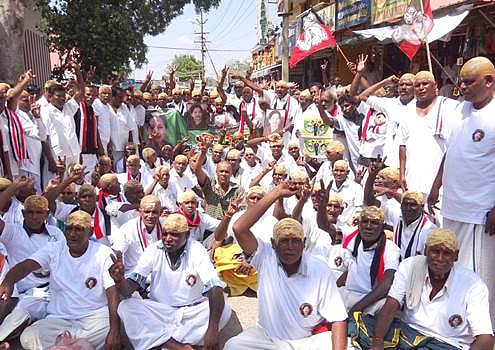 ஜெயலலிதா வெற்றி பெற வேண்டி 150 பேர் மொட்டையடித்து நேர்ச்சை